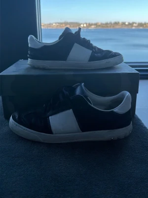 Valentino flycrew - Storlek 42 passar 43, väldigt använda med tecken på de men fortfarande väldigt fina, ett flertal nitar är kvar och endast skorna följer med och de är i mocka som är här stelnat de är lite målade och om du vill kan jag lägga på några extra lager innan de skickas