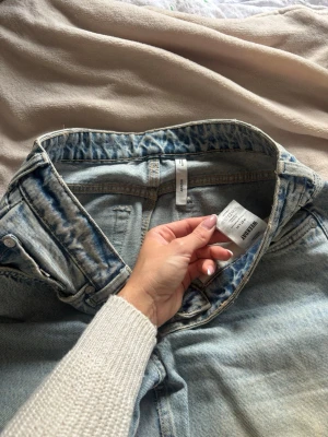 Weekday Arrow low waist jeans W27 L32 – straight leg Y2K - Snygga ljusblå jeans från Weekday, modellen Arrow low waist regular straight leg 💙  Låg midja, raka ben och längre passform – perfekt för en trendig Y2K / avslappnad look. Tvätten är ljus och “washed” vilket gör dem enkla att matcha till allt.  Storlek W27 L32. Jag är 170 cm och brukar ha S/M – de sitter bra men är lite längre i benen.  Använda men i fint skick, inga fläckar eller skador. Klassisk 5-ficksdesign med dragkedja.  Tillverkade i ekologisk bomull med inslag av återvunnet material ♻️