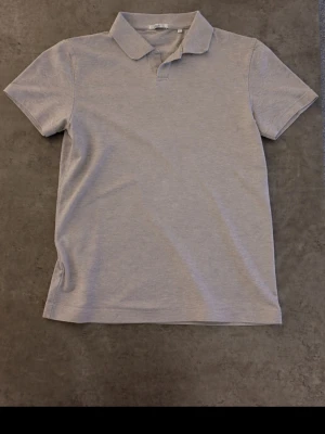 Beige piké  - En stilren beige pikétröja från bläck (MQ) med klassisk krage och korta ärmar.  Perfekt för en clean och enkel look till sommaren. Storlek M, bra skick, inge defekter. Hör av dig vid frågor!