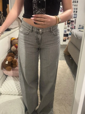 Gina tricot jeans - Säljer ett par grå jeans från Gina tricot! Super bekväma i storlek xs, nästan aldrig använda!💕