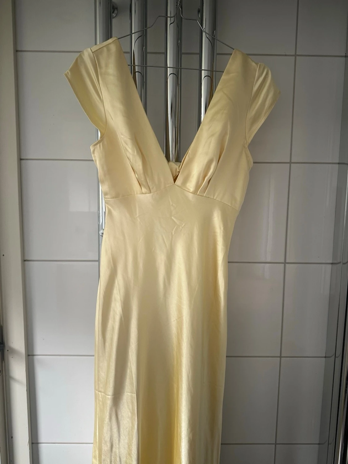 Ljusgul långklänning med v-ringning från Hello molly - 3