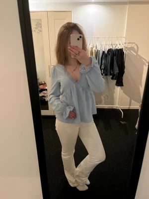 Blå blus  - Väldigt fin blå blus från veromoda. Kommer tyvärr inte till användning längre. Inga defekter.