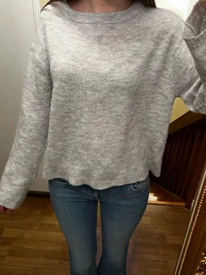 Grå stickad tröja - Grå stickad tröja från Lager 157 i storlek S