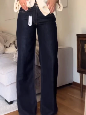Mörkblåa vida jeans  - Intressekoll på dessa mörkblåa vida jeans från lager157 i modellen ”Optiwide”, storlek S - short length (passar mig som är ca 170) 💞 aldrig använda med prislapp kvar!
