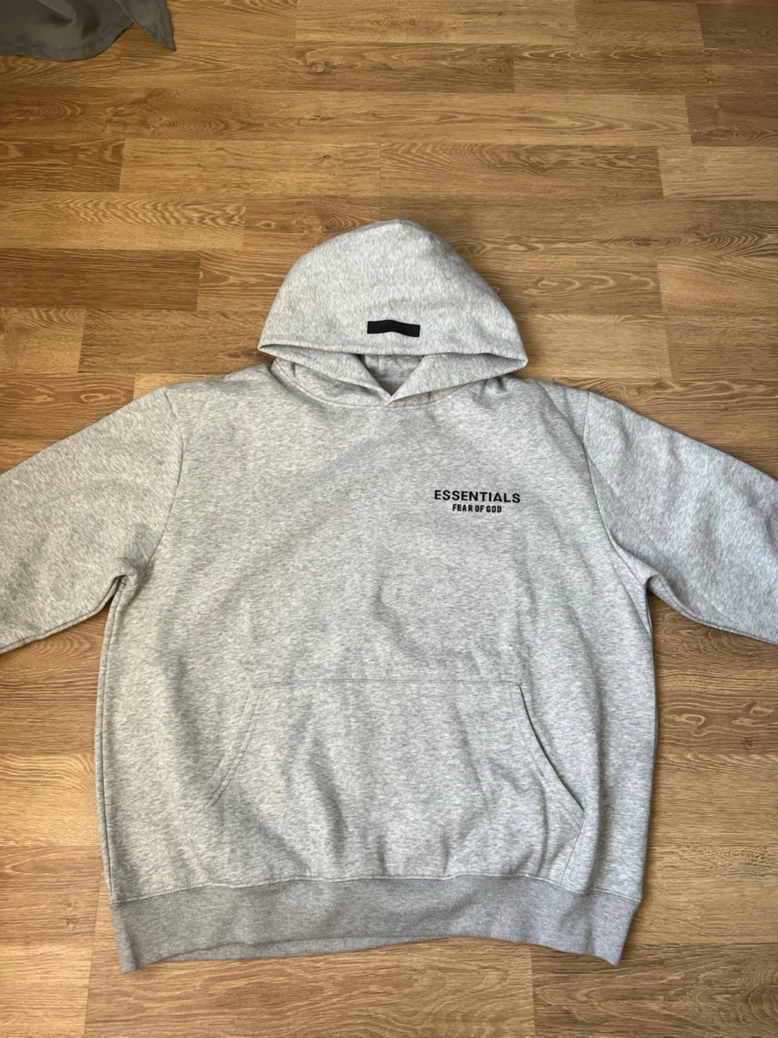 Grå Essentials Fear of God hoodie