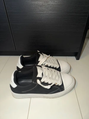 Numeris skor - I princip helt nya, endast använda en gång. Kommer med låda och alla tillbehör. Vid snabbaffär kan priset diskuteras