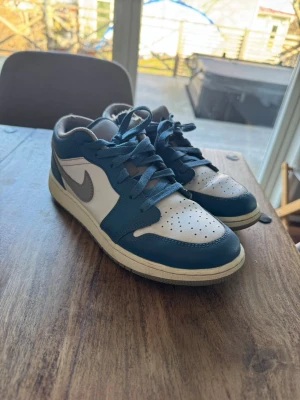 Nike Air Jordan 1 Low blå/vit - Väldigt få gånger använda, fint skick men har några små defekter. Köpta på restock 2023 för 1300 kr