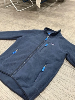 Patagonia mörkblå - Tjena! Säljer en Patagonia i storlek S, den är i perfekt skick, säljer den eftersom den är lite för stor för mig, hör av dig om du har några frågor eller funderingar!