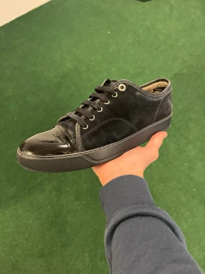 Lanvin skor - Snygga svarta Lanvins i använt skick, skorna har mycket täcken på användning och där med defekter, men dom går nog att fräscha upp om man rengör lite. Storlek UK 7 Hör av er vid minsta funderingar!