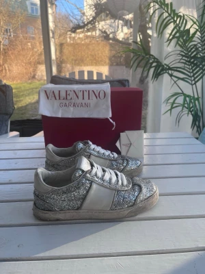 Valentino flycrew - Valentino flycrew i storlek: 37 | Alla nitar kvar👏| Tillbehör: Box, dustbag och kuver | Skick: Bra skick, har släppt lite runt kanterna.