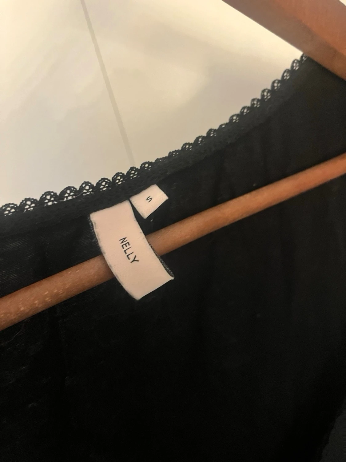 Svart topp med spetskant från Nelly  - 2