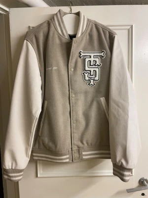 Jack&Jones Baseball jacka/college jacka storlek M - Baseball/college jacka från Jack&Jones i storlek M, aldrig använd.