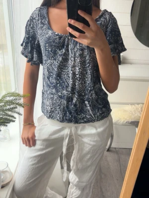 Blå t shirt med mönster - En superfin blå topp med mönster🍋🌊🤍