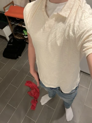 Vit kortärmad skjorta John Henric - Klassisk vit skjorta från John Henric i mjukt bomullsmaterial. Skjortan har korta ärmar, krage och knappar framtill. Perfekt till jeans eller chinos för en clean och enkel stil.