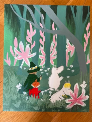 Muminmålning på duk - Unik handmålad tavla med Mumin, Snusmumriken, Lilla My och Snorkfröken i en sagolik skog med stora rosa blommor. Målningen har gröna, rosa och vita toner och är gjord på canvasduk. Jag har målat den själv! 🌸
