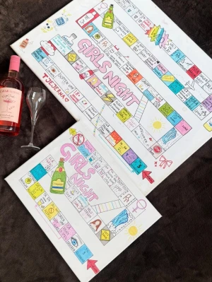 DrickSpel - DrickSpel Girls Night. Ett superroligt handgjort drickspel, perfekt till för- och efterfesten!💞Det följer med: 1x 30x40 DrickSpel. 2x tärningar. 6x spelpjäser.☀️Superkul att ha nu till studenten eller bara annars i sommar🍾