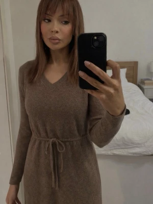 Stickad klänning  - Säljer denna fina stickade klänning, är gjord av bomull och Kashmir. Storlek s. Jätte fint skick 