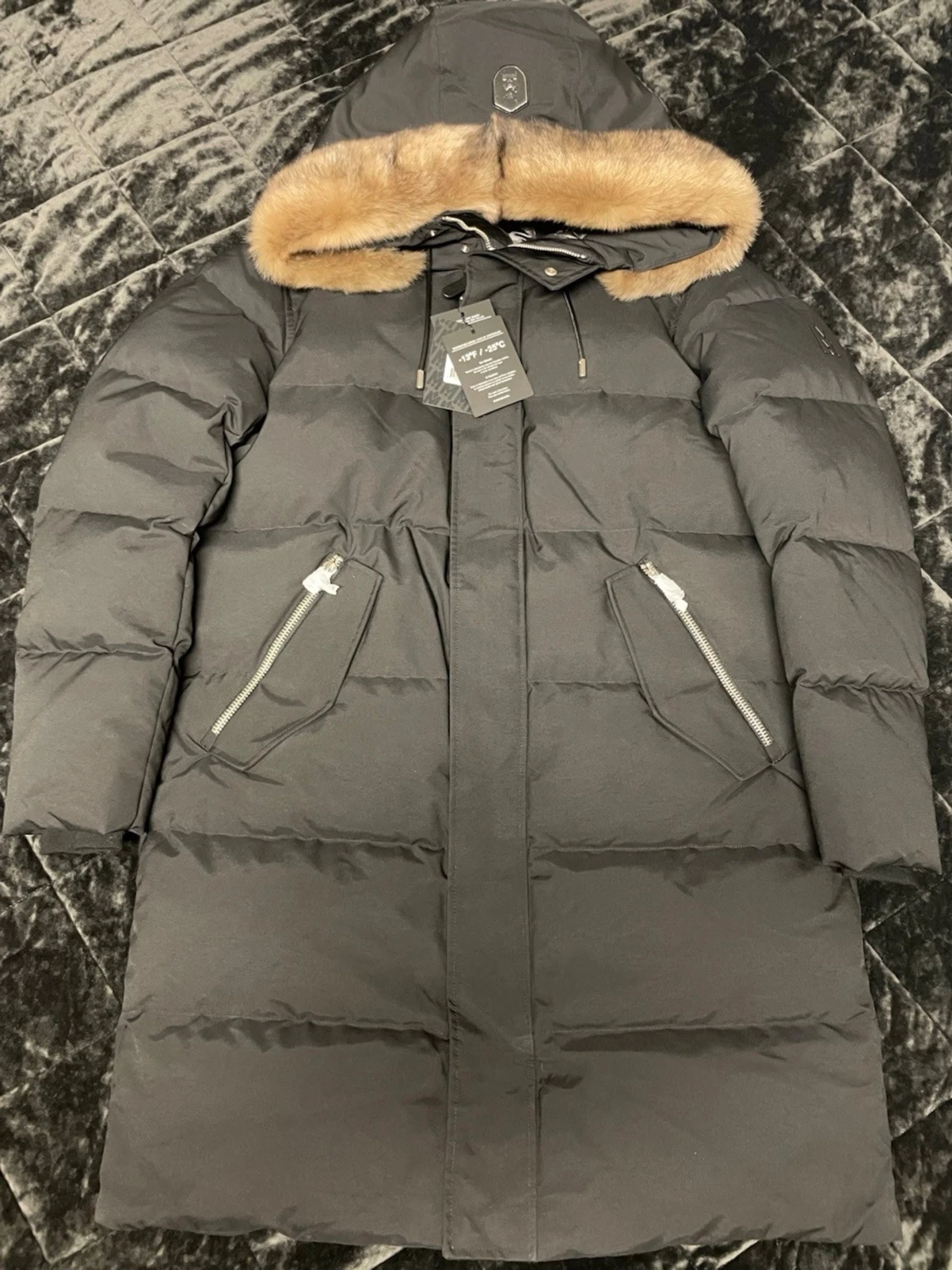 Svart lång dunjacka med pälskant från MACKAGE