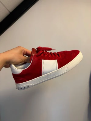 Valentino flycrews röda - Snygga röda flycrews i toppen skick! Alla nitar kvar! ✅Självklart äkta ✅(skorna passar större)