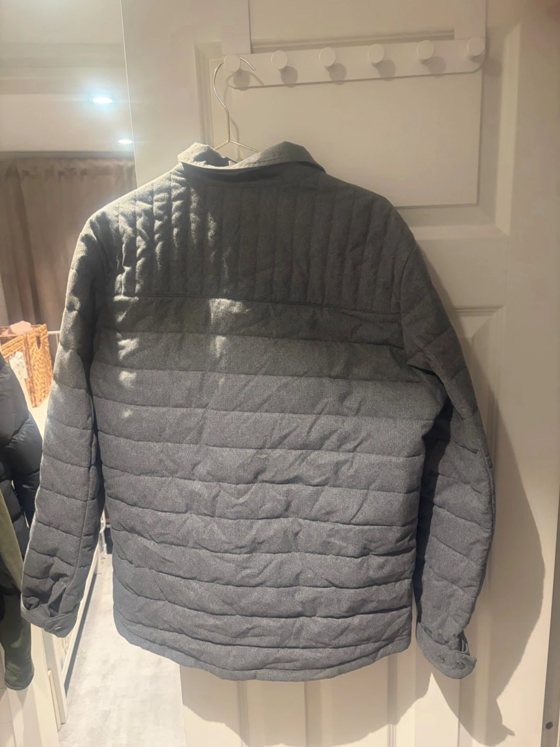 Grå quiltad overshirt med fickor - 1