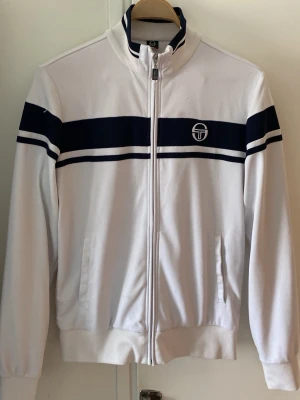 Sergio Tacchini Tröja - Klassiskt tennismärke. Bra skick. Lite noppig vid mudden bara. 