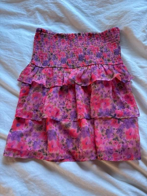 volangkjol från BikBok - Supersöt kort kjol från BikBok! Även jättefin som en tub top!❤️