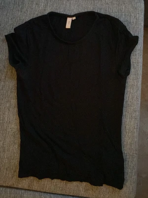 Svart basic t-shirt från Nelly - Använd en del men i bra skick. Lent och skönt material.