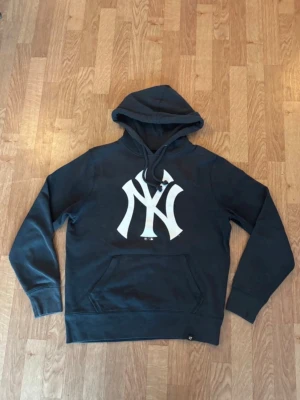 Mörkblå New York Yankees hoodie - Mörkblå hoodie från New York Yankees storlek S