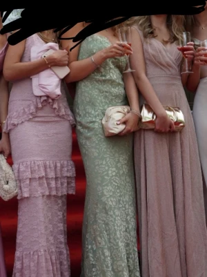 Grön långklänning med spetsdetaljer - Super snygg grön långklänning med smala axelband och vacker spets. Perfekt för festliga tillfällen med en figurnära passform som framhäver silhuetten. Så fin ljusgrön/ mintgrön / pistasch färg! Inga synliga märken. SKRIV FÖR FLER BILDER!