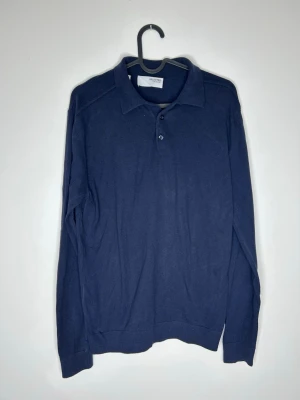 Marinblå långärmad pikétröja  - Storlek: S | Skick: 9/10 | Nypris: 700 kr | Skickas samma dag som köp |