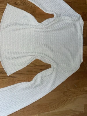 Vit stickad tröja med strukturmönster - Inga defekter som ny