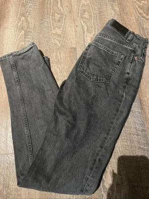 Svarta straight leg jeans från g perfect - Snygga svarta jeans från g perfect jeans i rak modell. Klassisk femficksdesign och normal midja. Jeansen är tillverkade i ett slitstarkt denimtyg som ger en tidlös look. Perfekta att matcha med en hoodie eller t-shirt för en avslappnad stil.