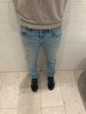 Diesel jeans - Säljer ett par fräscha jeans från diesel med en ljusare färg perfekt till de varmare vädret. Vid frågor eller prisförslag tveka inte alls på att höra av er!