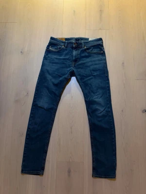Diesel jeans - Säljer ett par schyssta jeans från diesel. Jeansen är i en plain blå färg men ändå feta. Vid frågor eller pris disskutioner tveka inte på att höra av er.