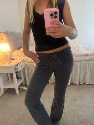 Snörade jeans  - Snygga snörade jeans!! Priset inkluderar frakten