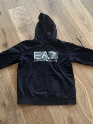 Emporio Armani hoodie - Svart hoodie från emporio Armani. Hoodien är i storlek M men sitter som S
