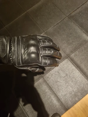 MC handskar i Äkta Läder – Knogskydd - Diskrekta. - MC-handskar i äkta läder. Kraftiga knogskydd.  Nya i toppskick. Enbart testade fel storlek men jag kommer använda den modellen. Mycket trevlig och vardaglig diskret.