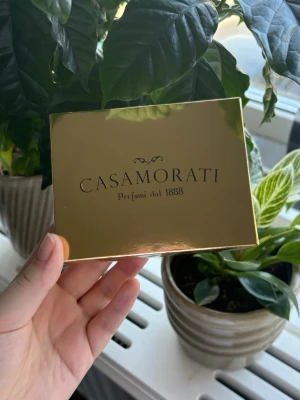 Xerjoff Casamorati parfymset - Hej, säljer detta Xerjoff Casamorati parfymset. Det innehåller 5 st parfymprov med 2 ml /st. Innehåller t.ex den populära doften Lira🍋. På sista bilden ser man ungefär hur mycket det är kvar i varje prov. Dofterna som finns är: Bouquet Ideale, Lira, Italica, Dama Bianca, Dolce Amalfi. Hör gärna av dig om du har några frågor💕