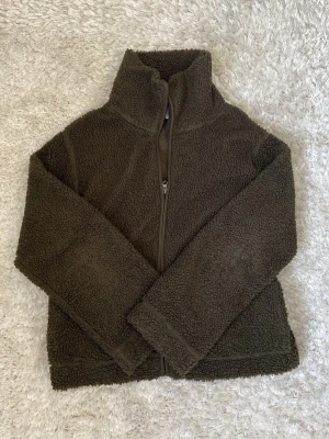 Teddy jacka - Säljer denna superfina mörkgröna lite tunnare Teddy jackan från hm. Storlek S. Hör av dig vid frågor 💗