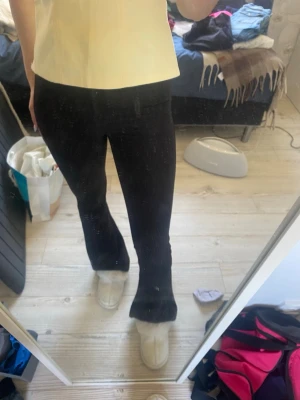 Svarta bootcut kostymbyxor  - Säljer ett par svarta leggings med bootcut-modell. De har hög midja och sitter tight över låren men är utsvängda nedtill. Perfekta till sneakers eller boots. Materialet är stretchigt och mjukt, vilket gör dem riktigt bekväma att bära hela dagen.