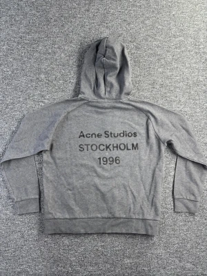 Acne studios hoodie  - Säljer denna snygga hoodien från acne studios | saknar alla lappar därav priset | skick 10/10 | storlek S/M | passar till allt | kolla gärna in profilen för liknande produkter och skriv vid minsta lilla fråga 🥂🥂