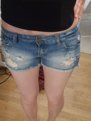Lågmidjade jeansshorts - Lågmidjade jeansshorts med hål, Storlek S! Super fint skick