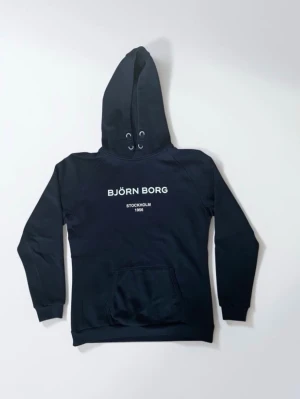 Björn Borg - hoodie - Säljer en svart Björn Borg - hoodie i storlek 158/164 cm. Hoodien är i ett mycket fint skick.