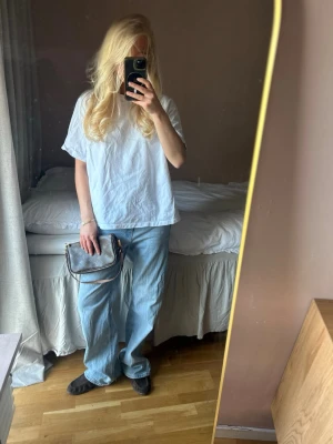 Ljusblå raka jeans - Säljer ett par ljusblå jeans med rak passform och medel högmidja. Jeansen har klassisk femficksdesign och är tillverkade i ett mjukt denimtyg. Perfekta för en avslappnad och trendig look. Från hm köpta i vintras endast testade
