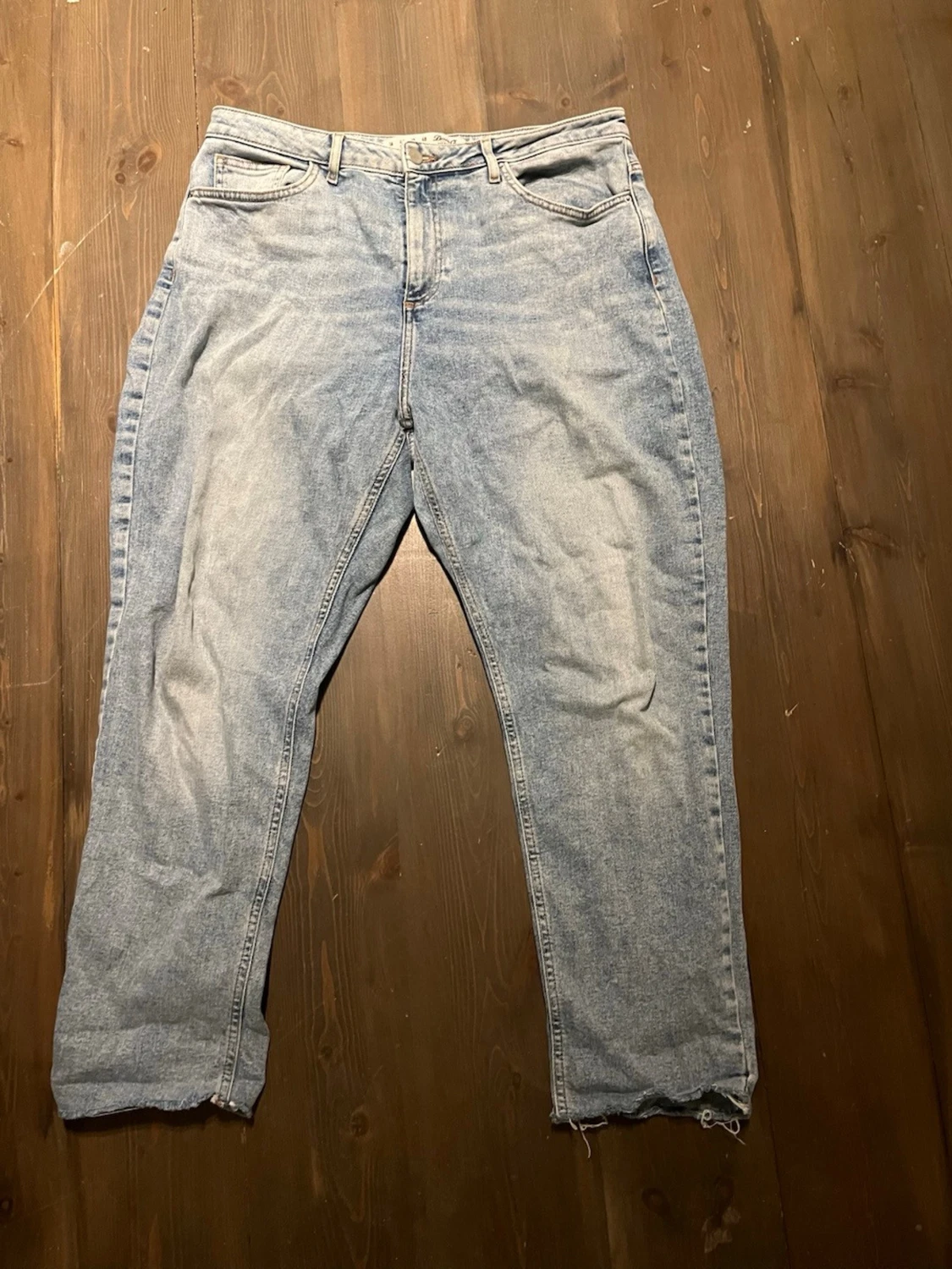 Ljusblå mom jeans med råa kanter