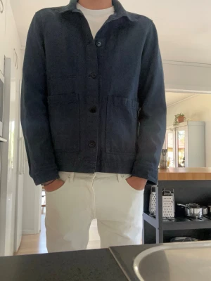 Mörkblå overshirt från J.Lindeberg - Stilren mörkblå overshirt från J.Lindeberg bra skick.