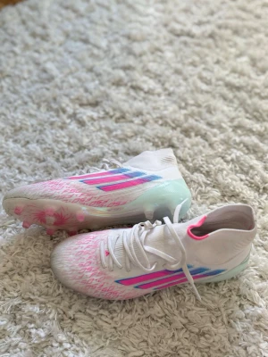  Adidas fotbollsskor f50  - Dom snyggaste Adidas fotbollsskorna i modell f50! Säljs nu pga för små för mina bredda fötter. Använda endast  7 gånger (bara lacket/glanset under skorn som är lite borta) Stl. 38!! Köptes för: 2800kr men säljer för 1500kr🫶🏼  
