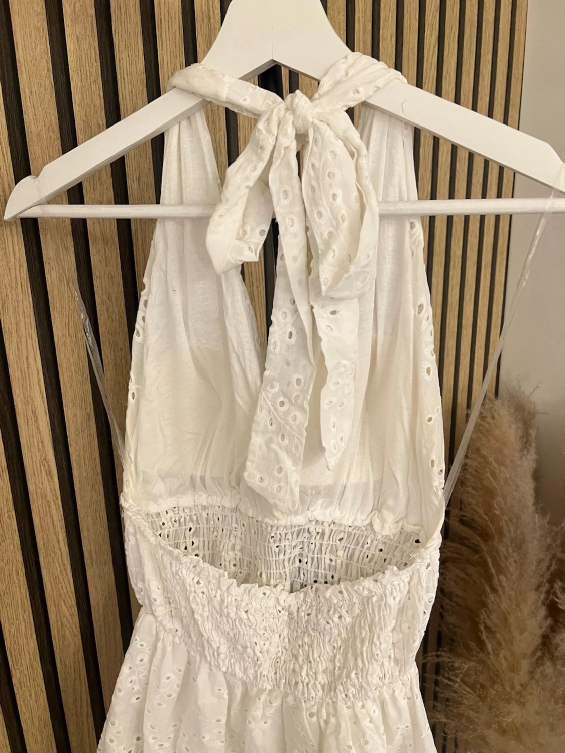Vit omlottklänning med broderi - 3