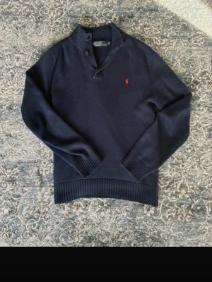 Ralph lauren tröja - Hej! Säljer nu den här feta Ralph lauren tröjan som är i väldigt fint skick! Storlek M/S. Tveka inte på att höra av er!