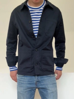 Mörkblå Overshirt - Mörkblå overshirt i strl M men sitter som en S. Extremt bra skick, näst intill nyskick och hör gärna av er vid frågor elr funderingar!!
